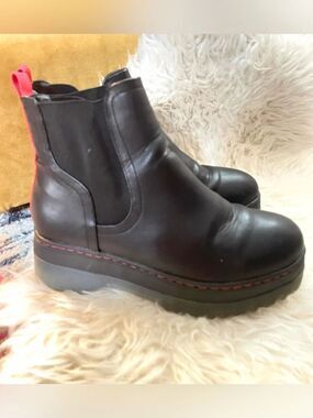 MIA Cayson Platform Chelsea Boots 8.5